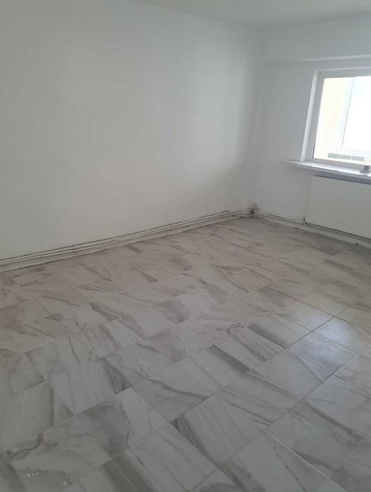 Închiriez apartament 3 camere parter