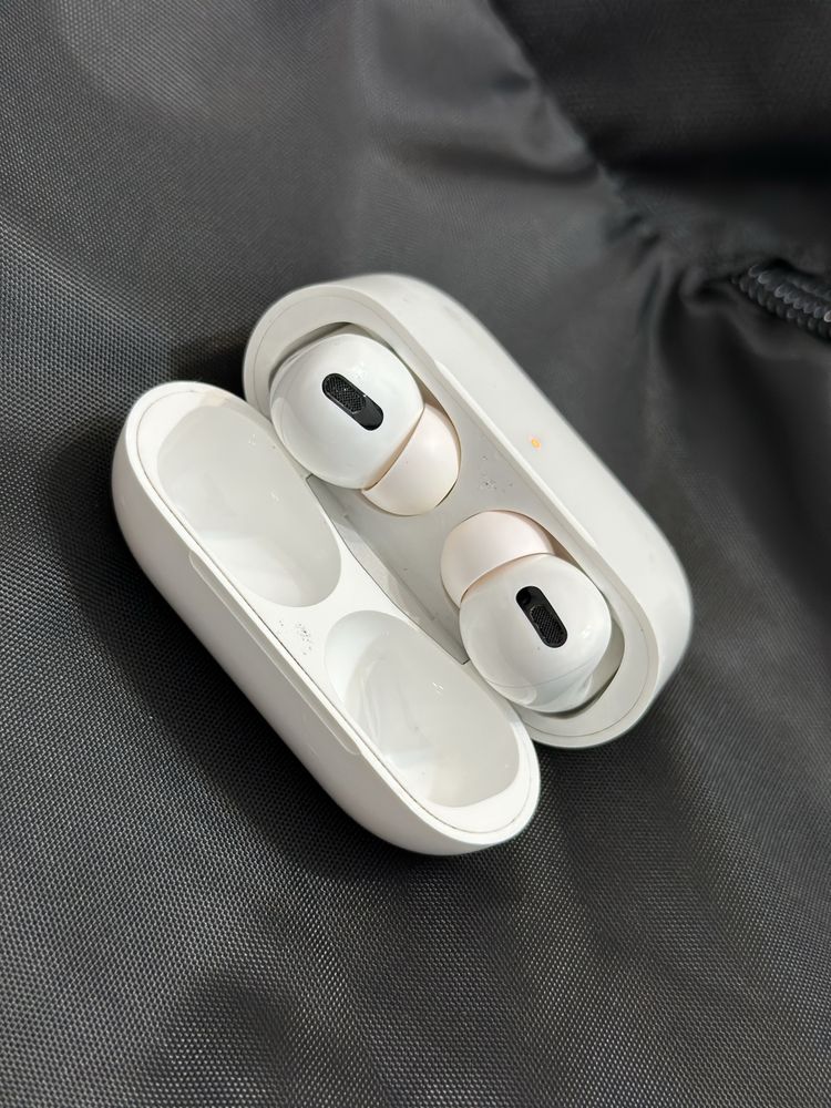 Наушники Apple AirPods Pro with Lightning белый