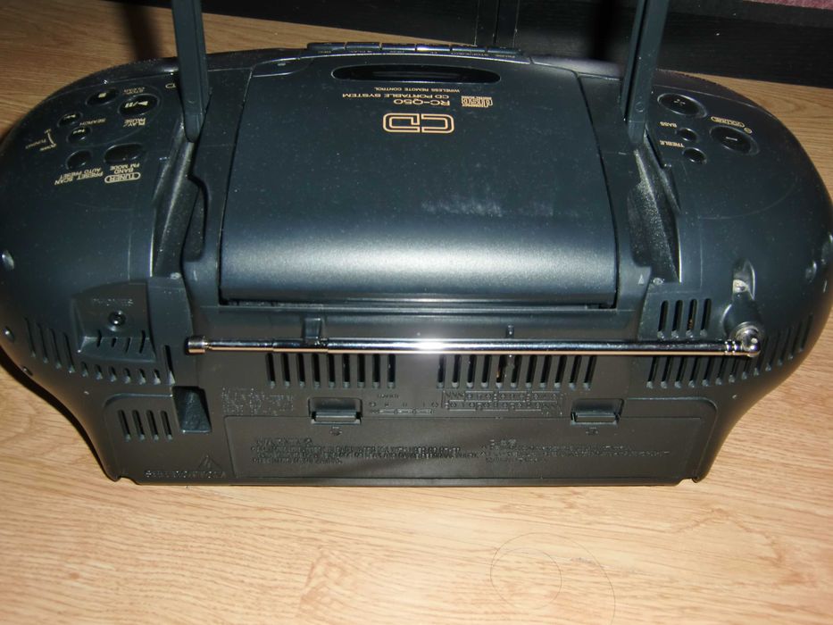 JVC radio casetofon cu CD si telecomanda