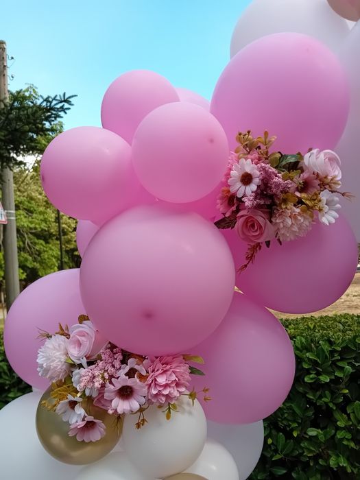 Украса арка с балони и цветя