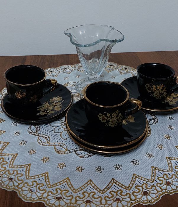 Кофейные чашки с блюдцами