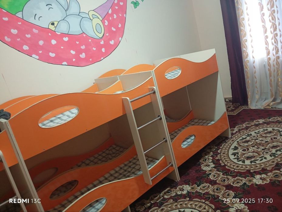 Detskiy kravat va shkaf bolalar bogchasi uchun