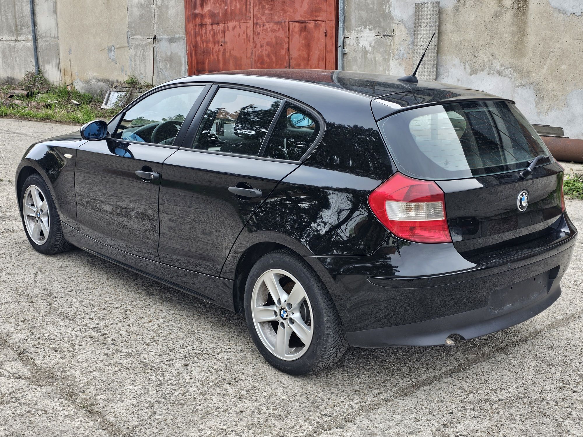 Бмв 118д 118d e87 на части 122кс фарове с лупи черен таван