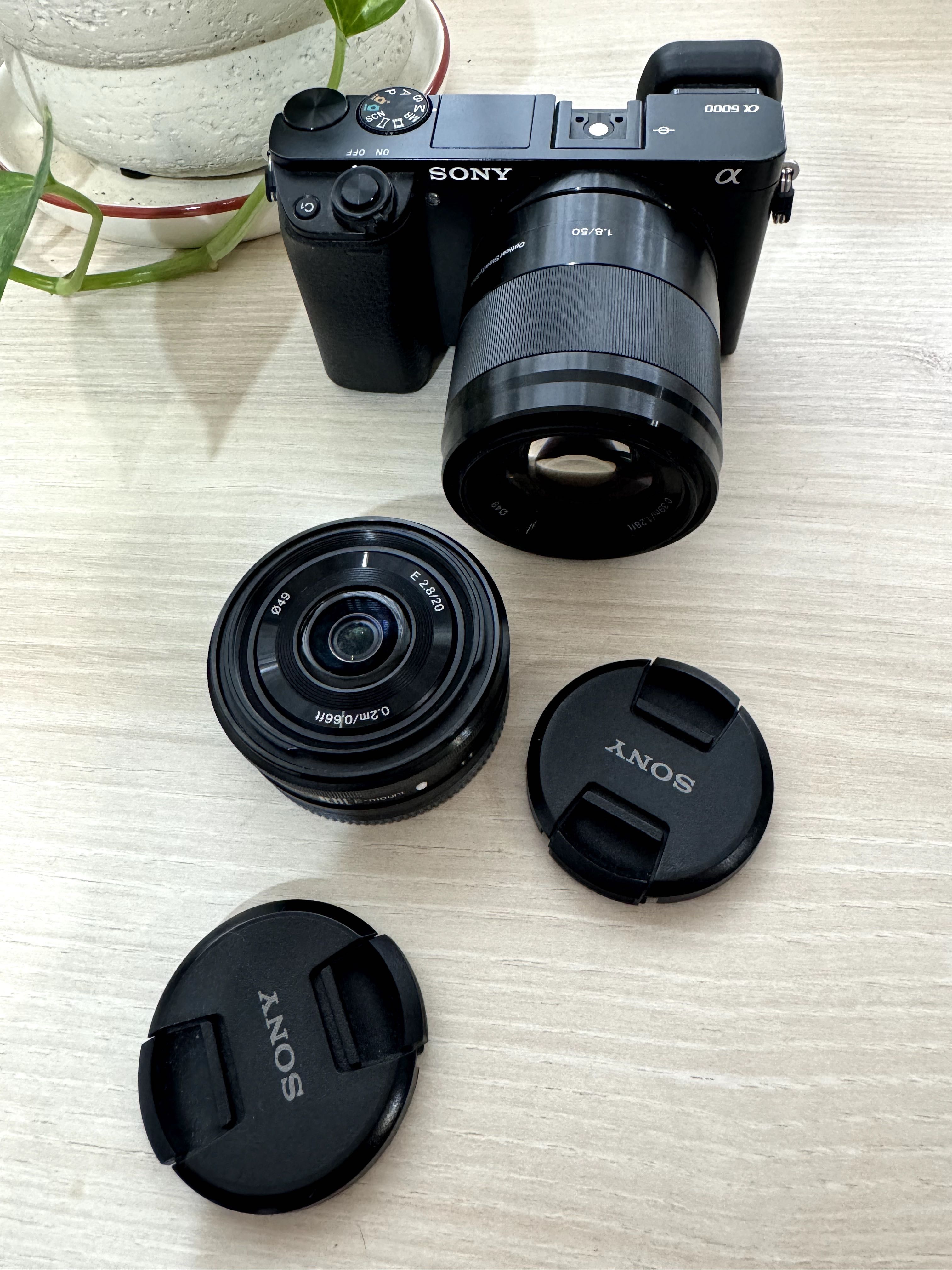 Фотоапарат Sony a-6000 + два обектива e-mount f2.8/20 и f1.8/50