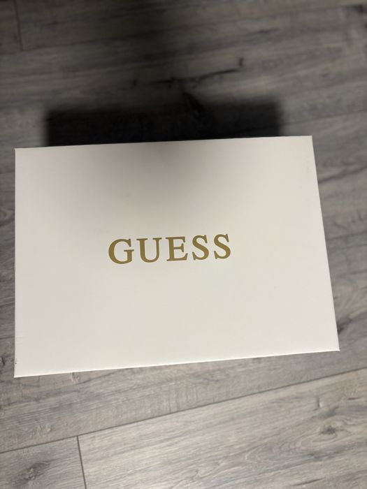 Adidași guess noi nouți.