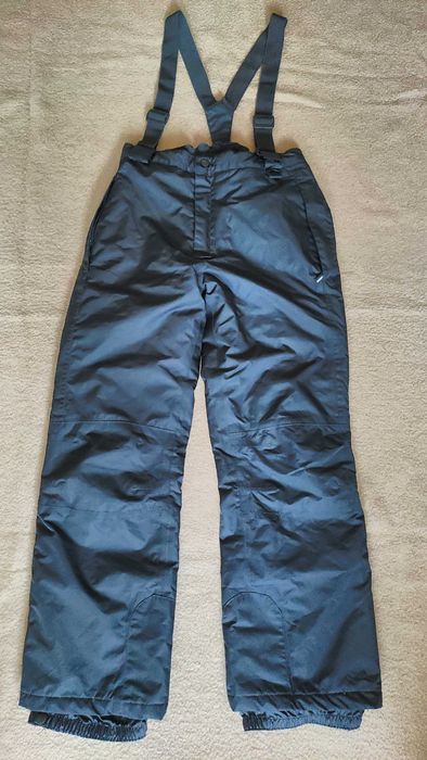 Vand panrtaloni schi, cu bretele, culoare neagra