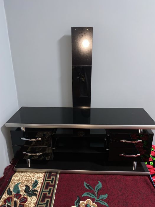 Телевизор учун шишали подставка сотилади