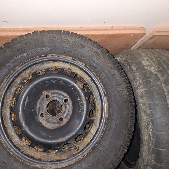 Продам  зимние  шины  на кобальт  185/70/ R 14