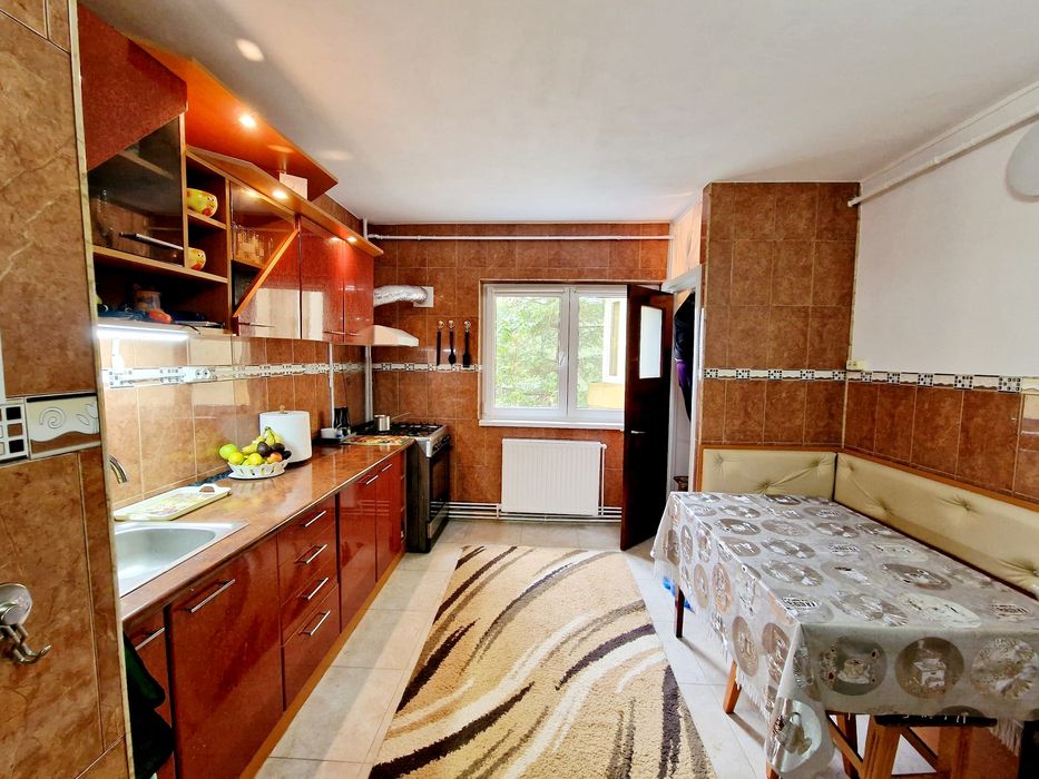 Vand apartament cu 3 camere in Racadau