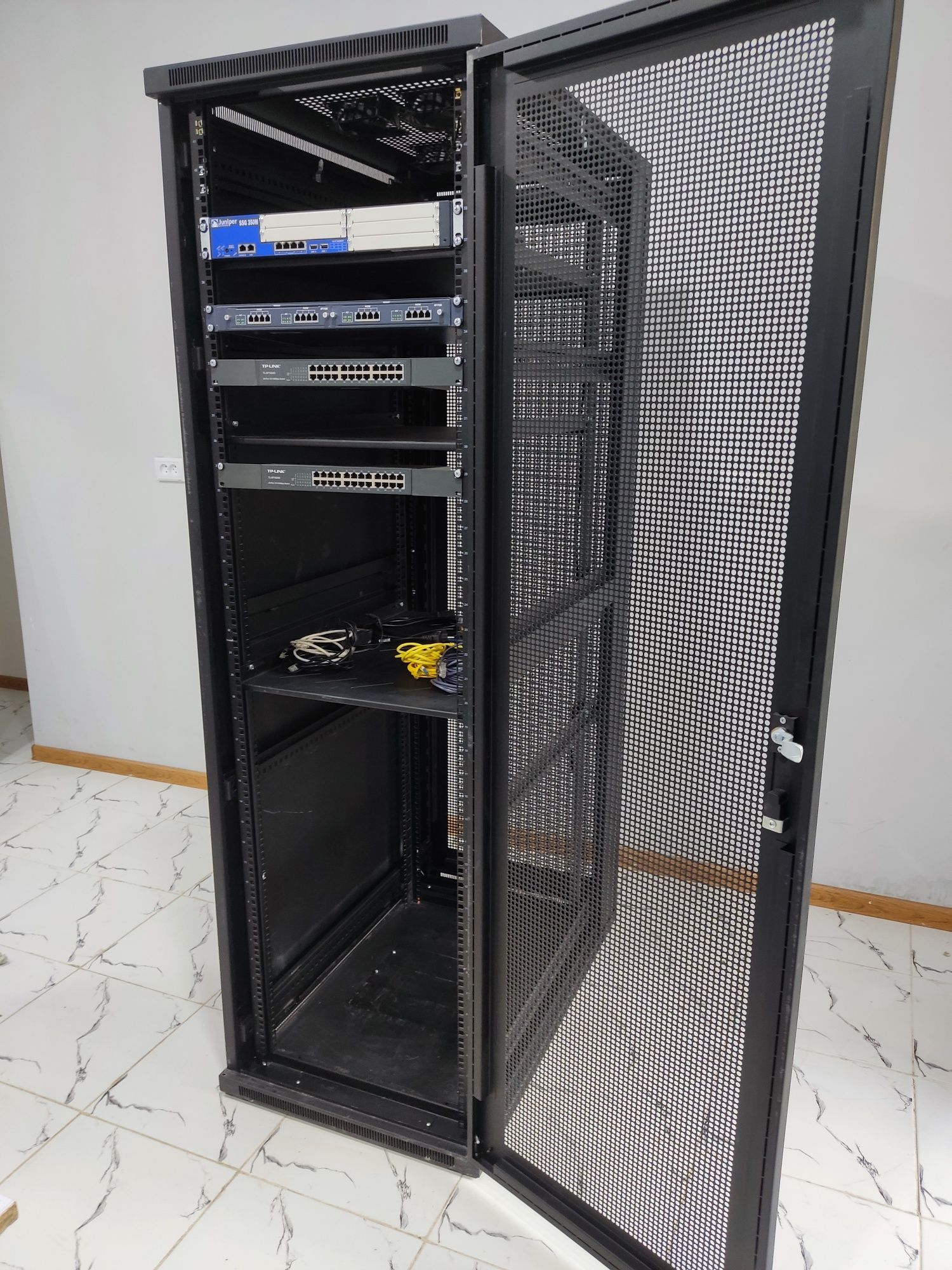 Коммутационный шкаф с сетевым оборудованием для LAN