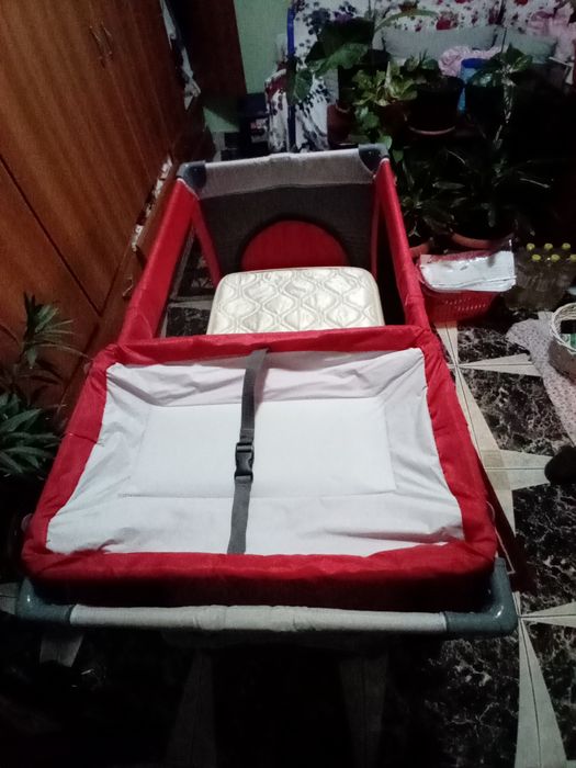 Patut bebe  saltea și măsuță de schimb