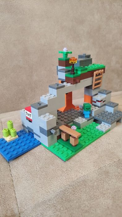 LEGO Minecraft - Пещера със зомбита 21141 и Битка в Ада 21139