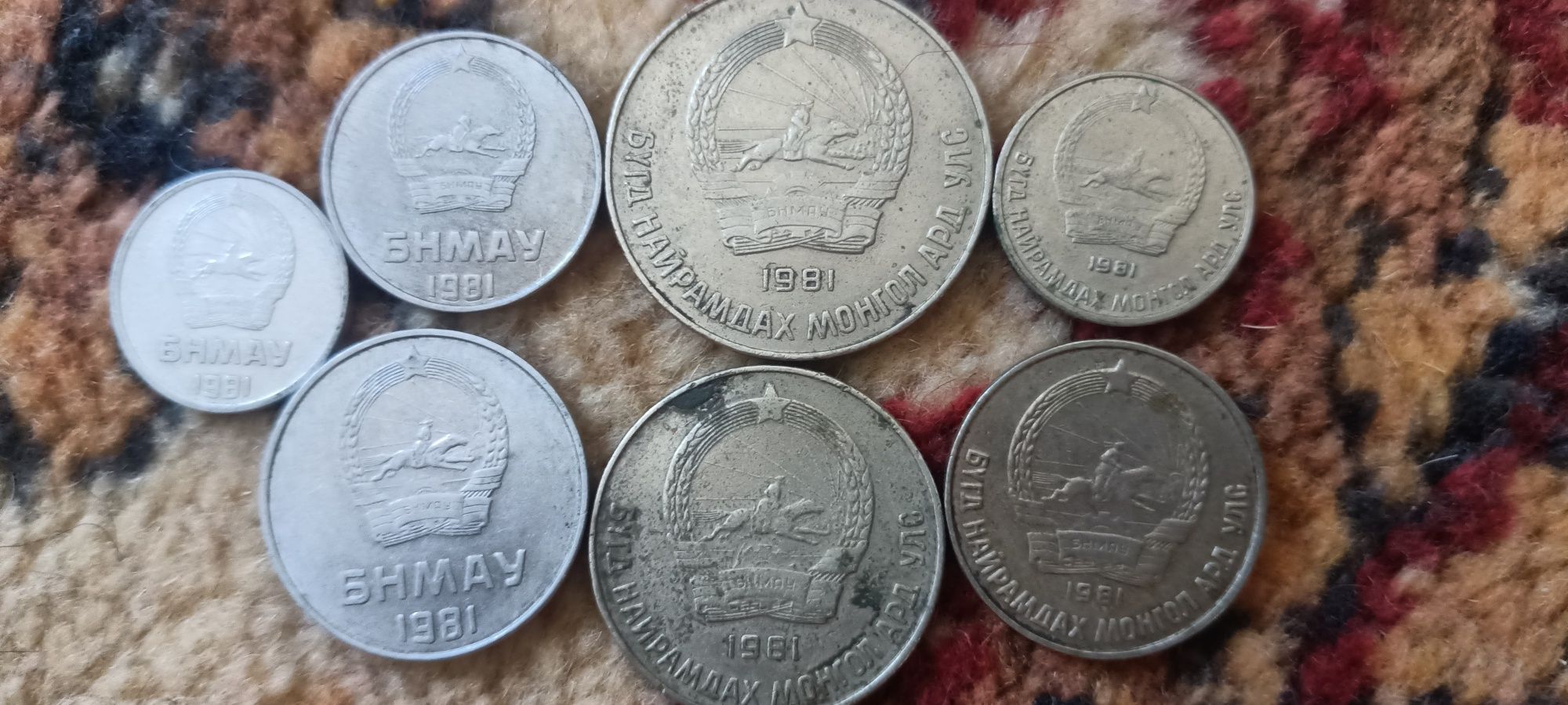 Монеты Монголии разные, 1981 год комплект , по фотографиям всё видно .