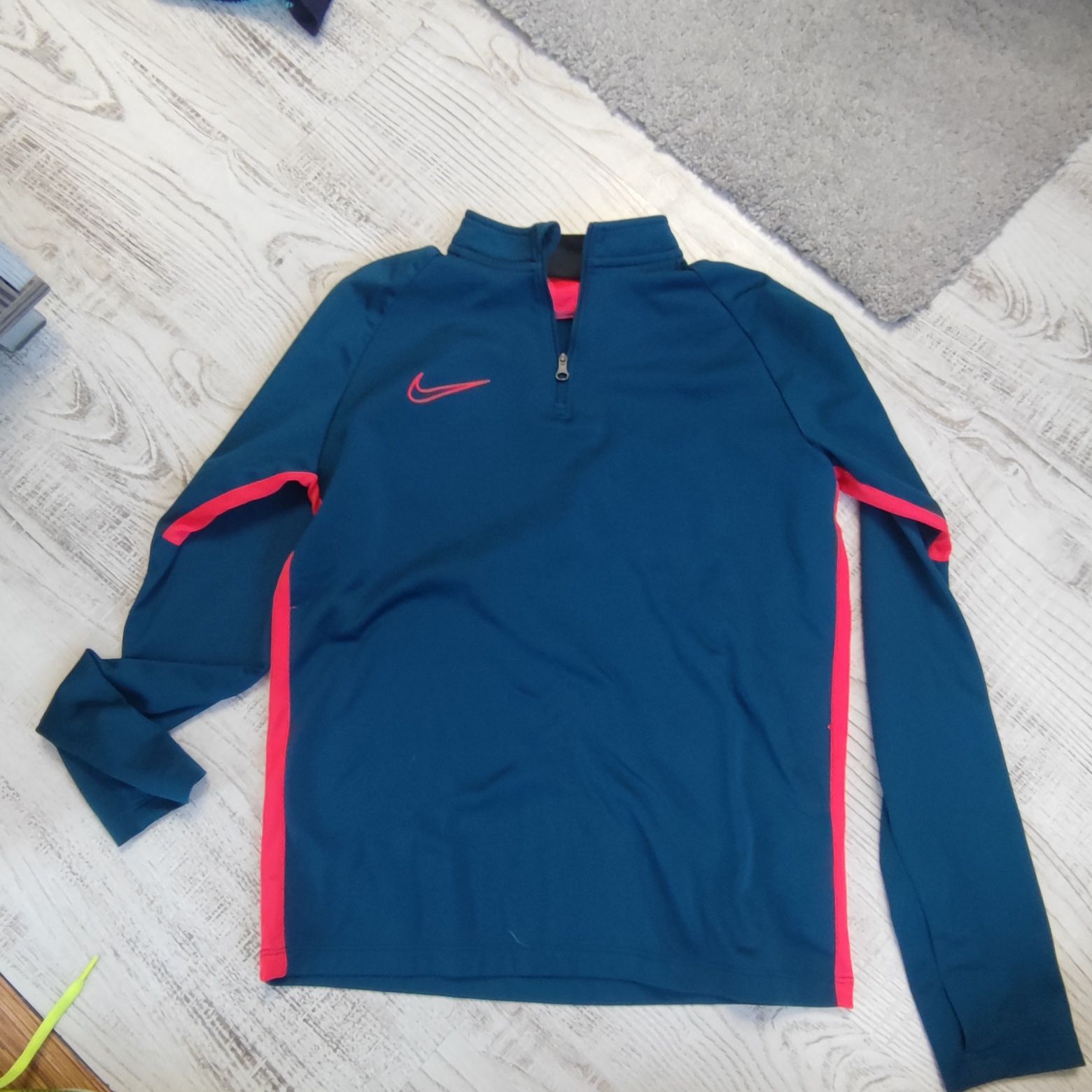 Изчистена. Блуза на nike
