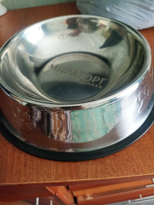 Миска для собаки.