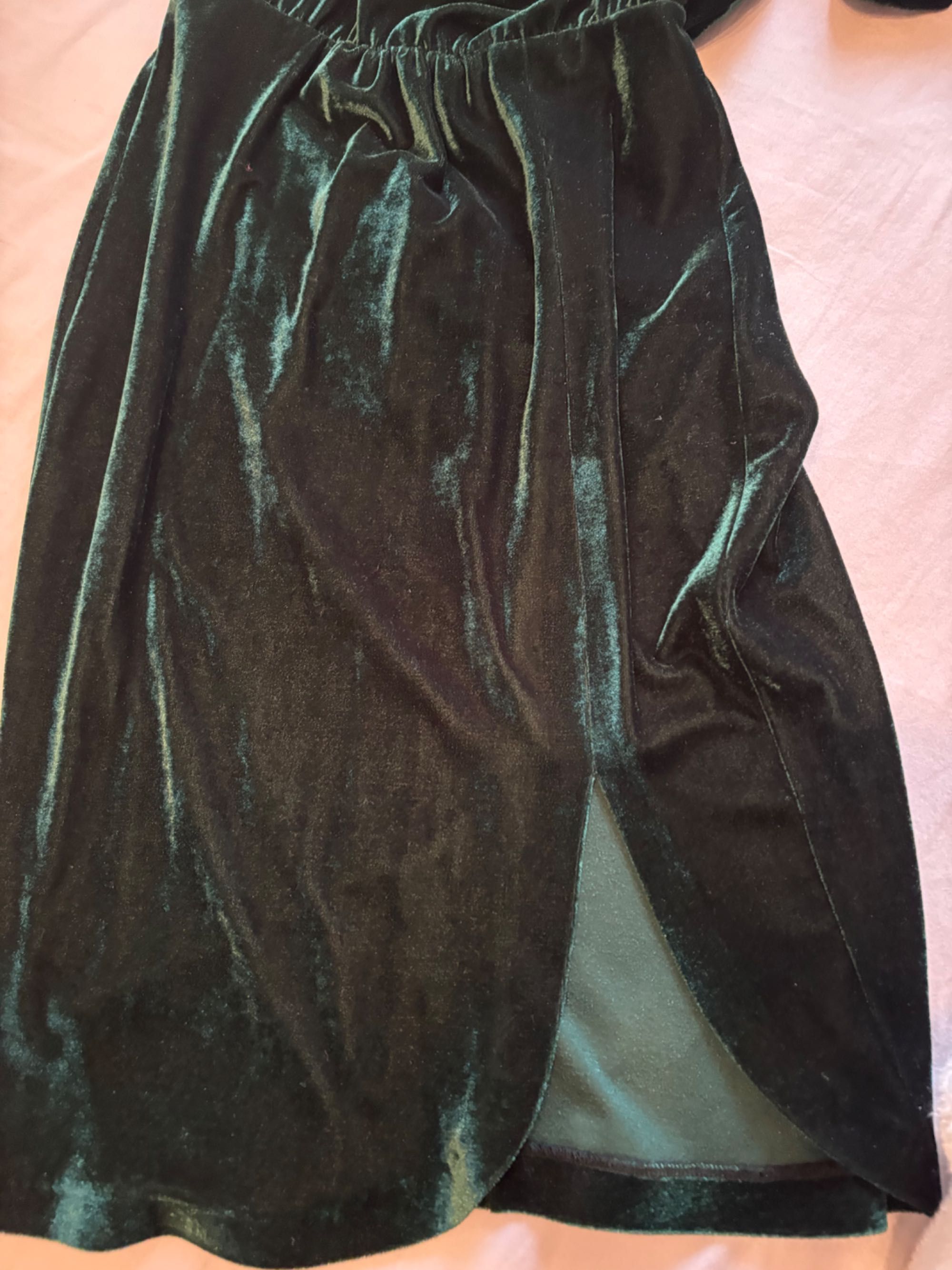 Rochie catifea verde inchis detaliu lant la spate