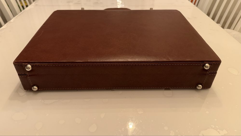 Vand geanta diplomat maro cu cifru