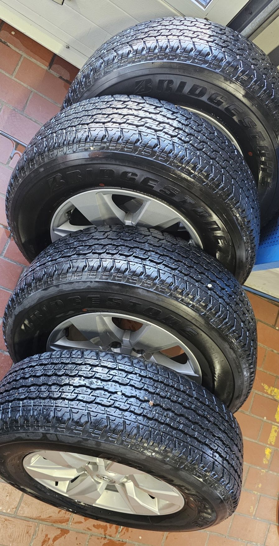 Диски Toyota оригинал R17 6x139.7 D106.1 с резиной BRIDGESTONE Dueler