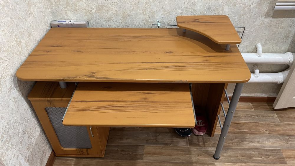 Продам компьютерный стол