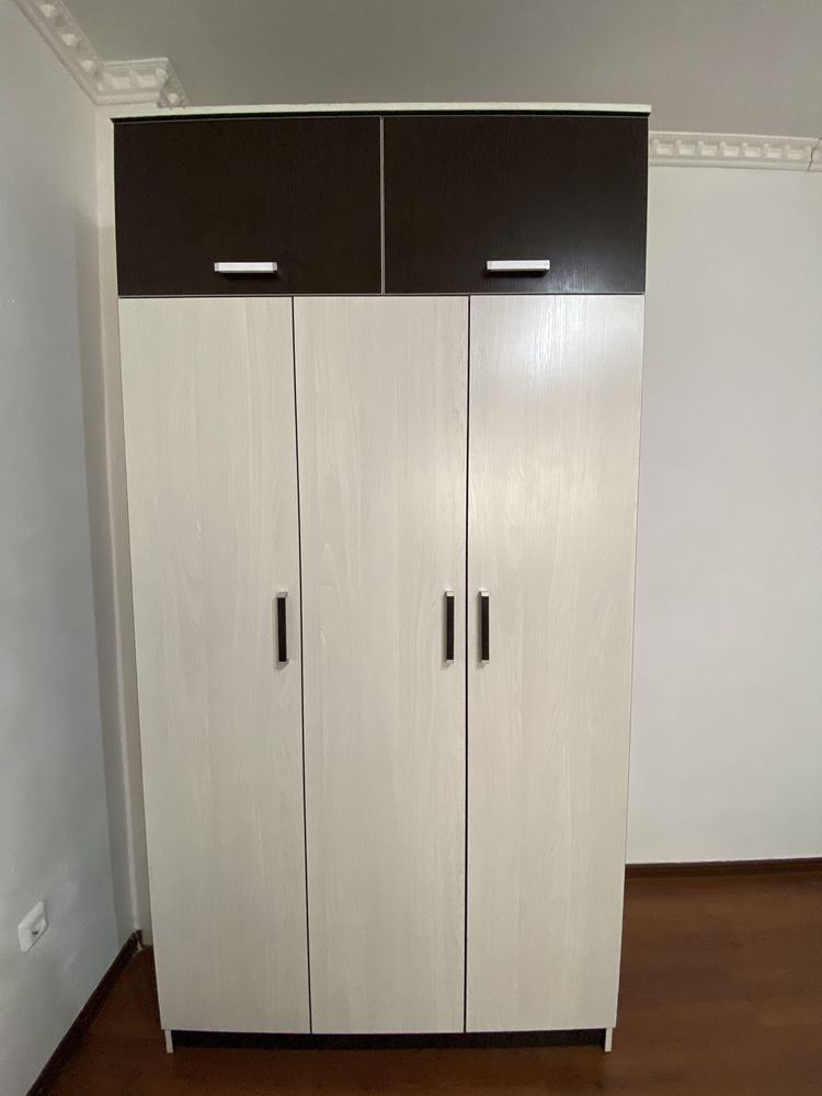 Шкаф почти новый
