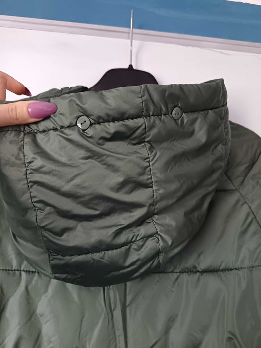 Geacă verde kaki închis matlasată cu glugă, mărime 38, stare bună