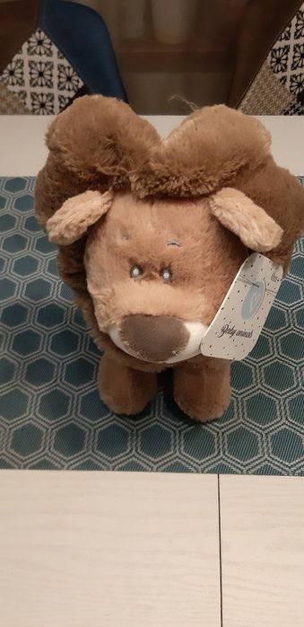 Плюшена играчка лъв.