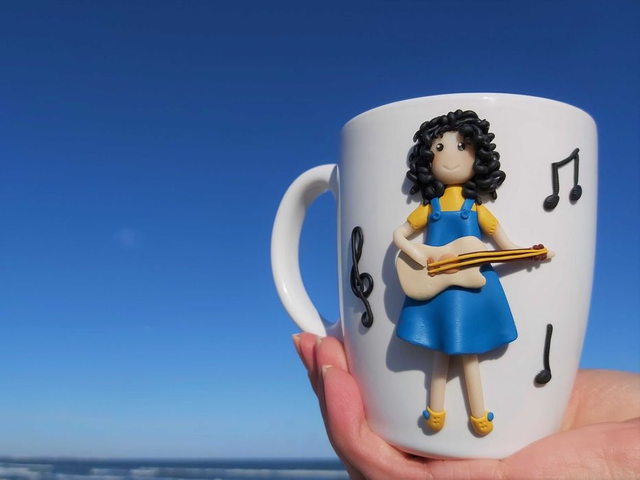 Cadou special cana handmade fetita cu chitara din fimo