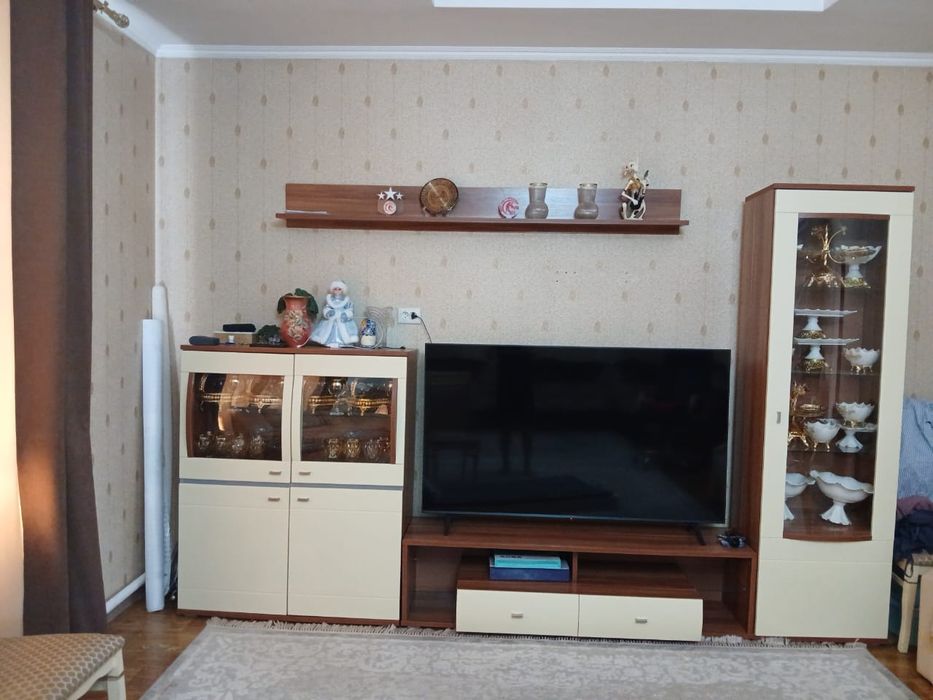 Гостиный сервант