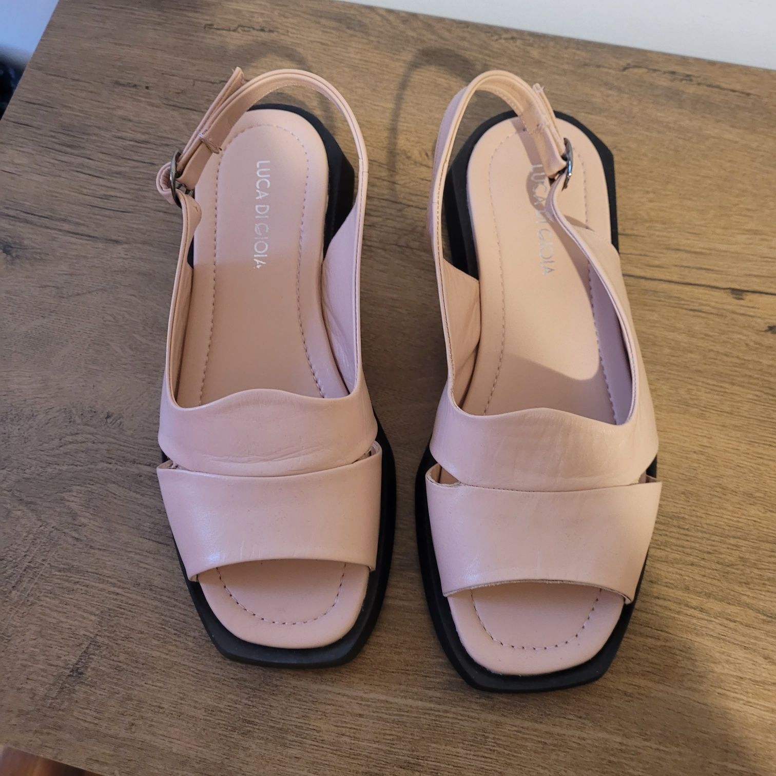 Sandale roz din piele Benvenuti