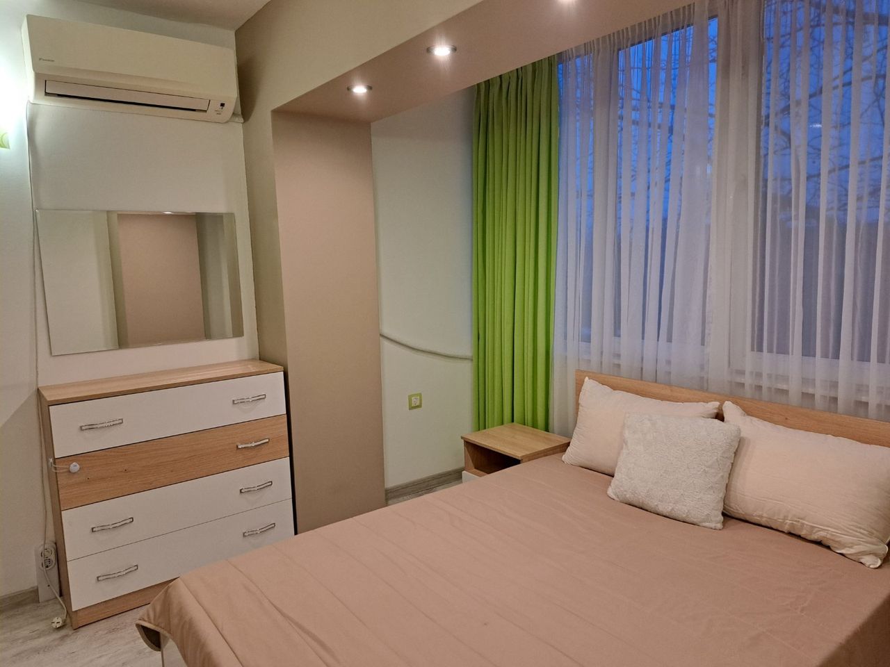 Дава се под наем Тристаен апартамент в Ямбол, Аврен - 64 кв.м за 204 € - Снимка #1