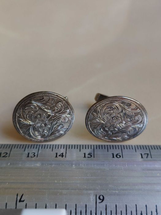 Butoni vintage din argint 800 – eleganță masculină cu patină de epocă