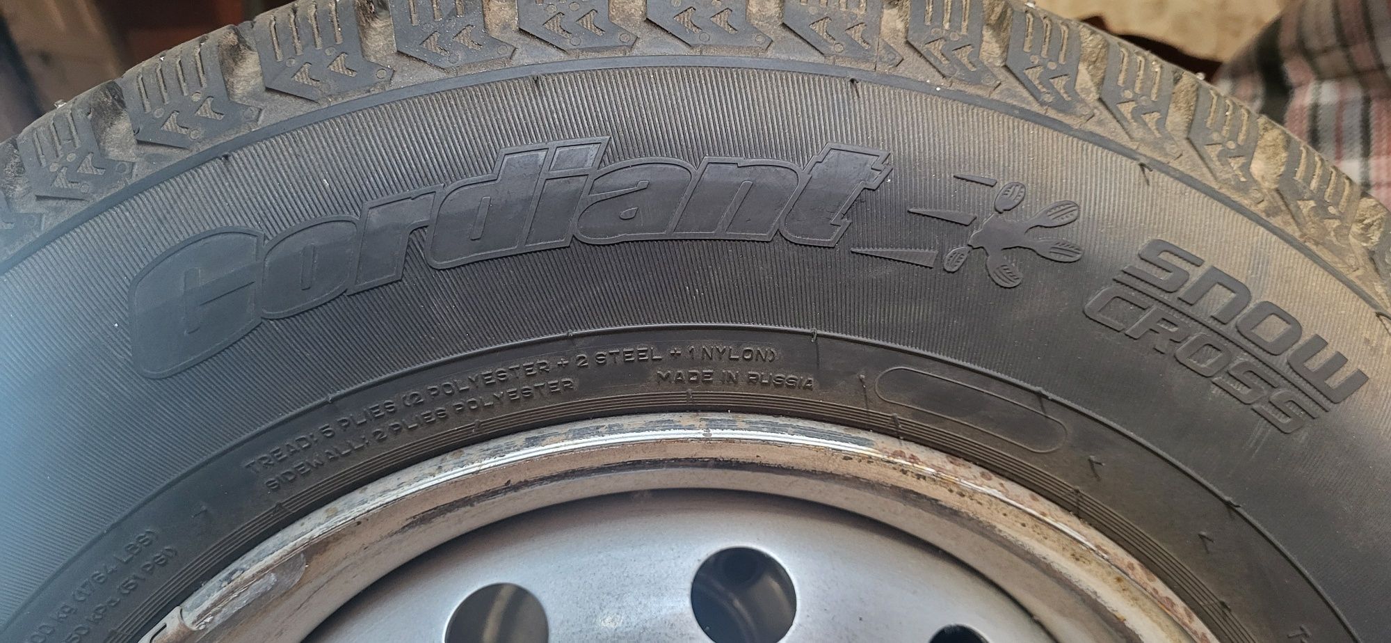 СРОЧНО Продам зимние шины с дисками 205/70 R15