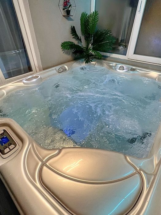 Escapada cu Jacuzzi Privat,Lumini Led și Vin, Pachet Cazare Spa Privat