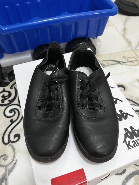 Отдам машинку камаз и обувь 36 р