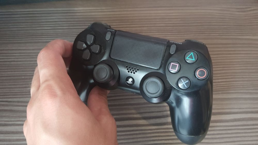 Playstation 4 (500gb) + 2 controllers