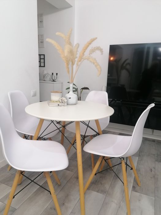 Masă rotundă cu 4 scaune