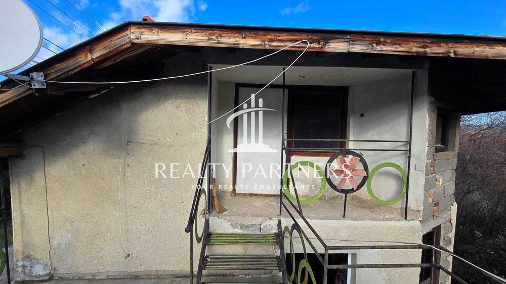 Двуетажна Къща с Гараж в кв. Калкас, гр. Перник