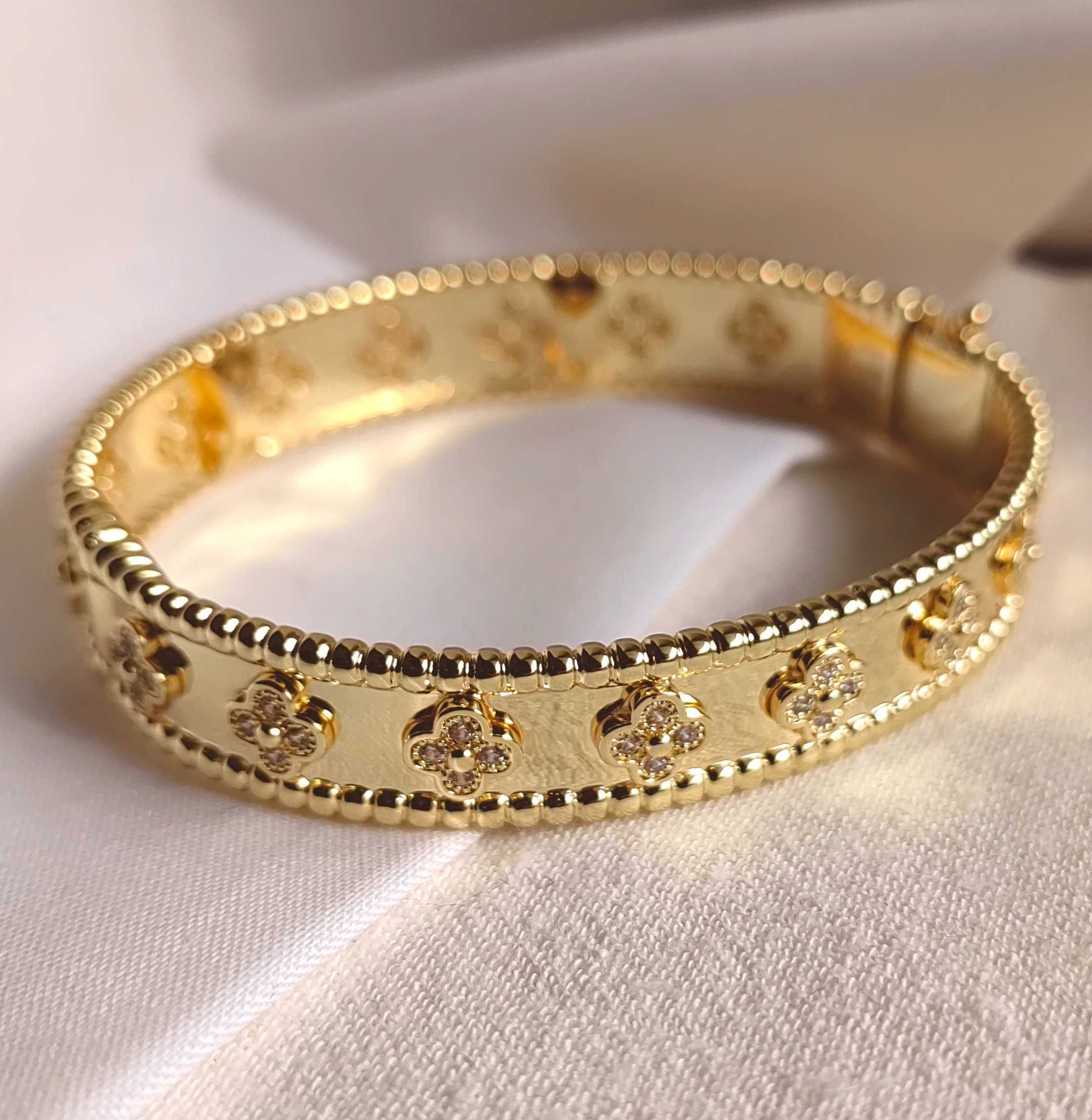 Perlée clovers bracelet, medium model, VCA твърда дамска гривна