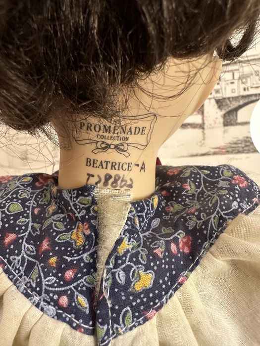 Papusa ceramica de colectie Promenade