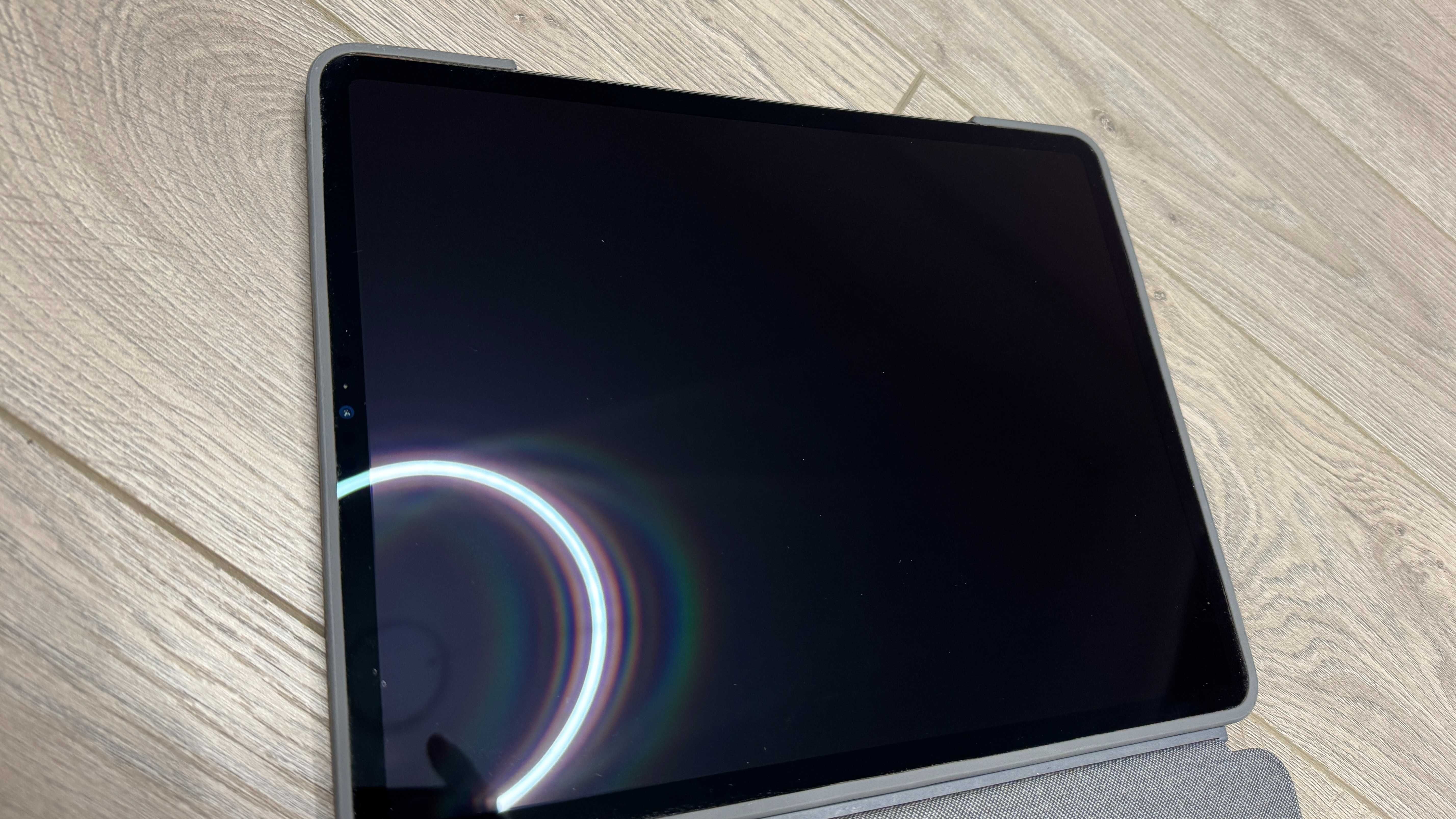 iPad Pro 12,9 512GB 5та генерация + Logitech Combo Touch ПЕРФЕКТНИ