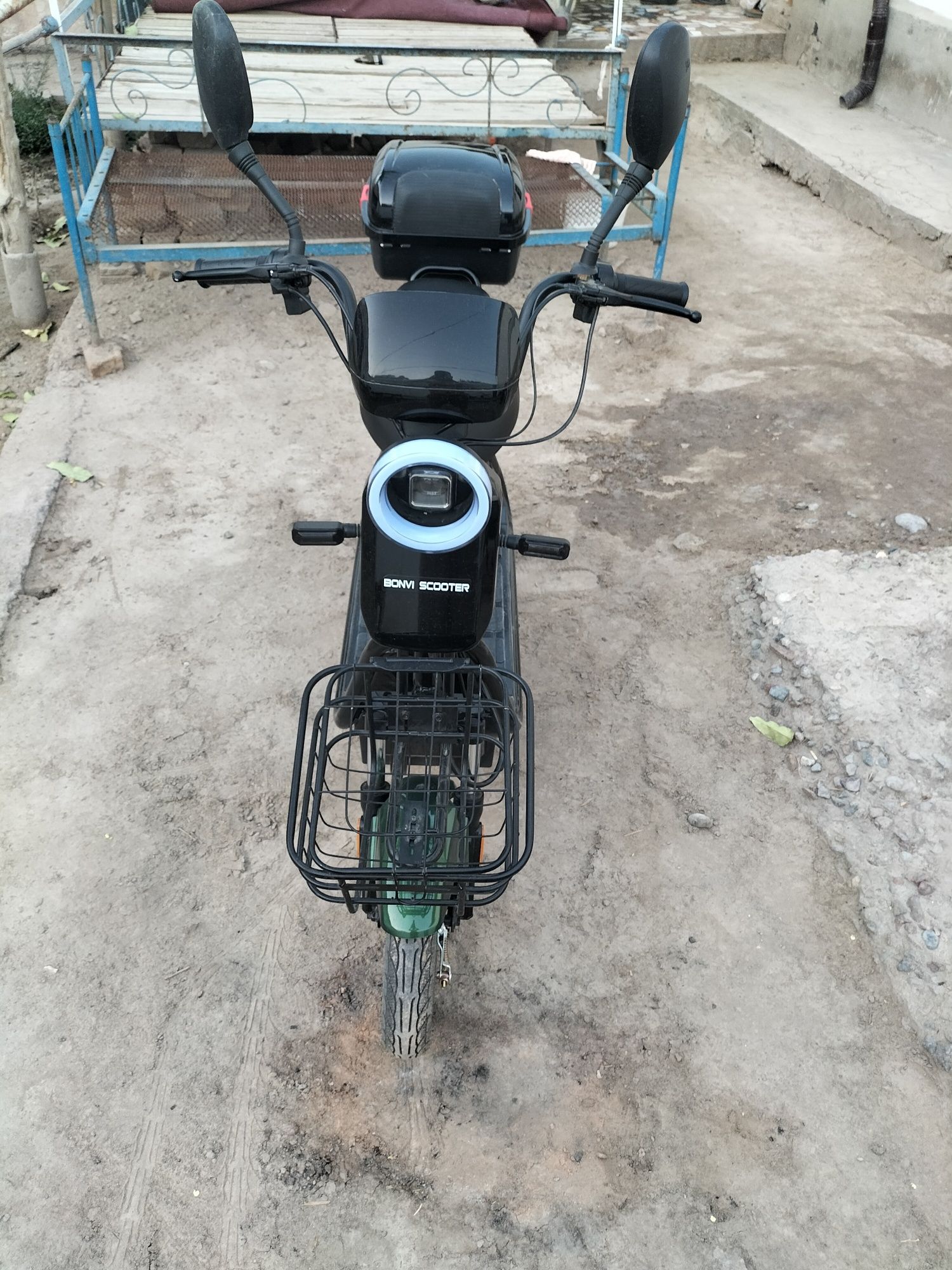 Boni skuter ideal holatda