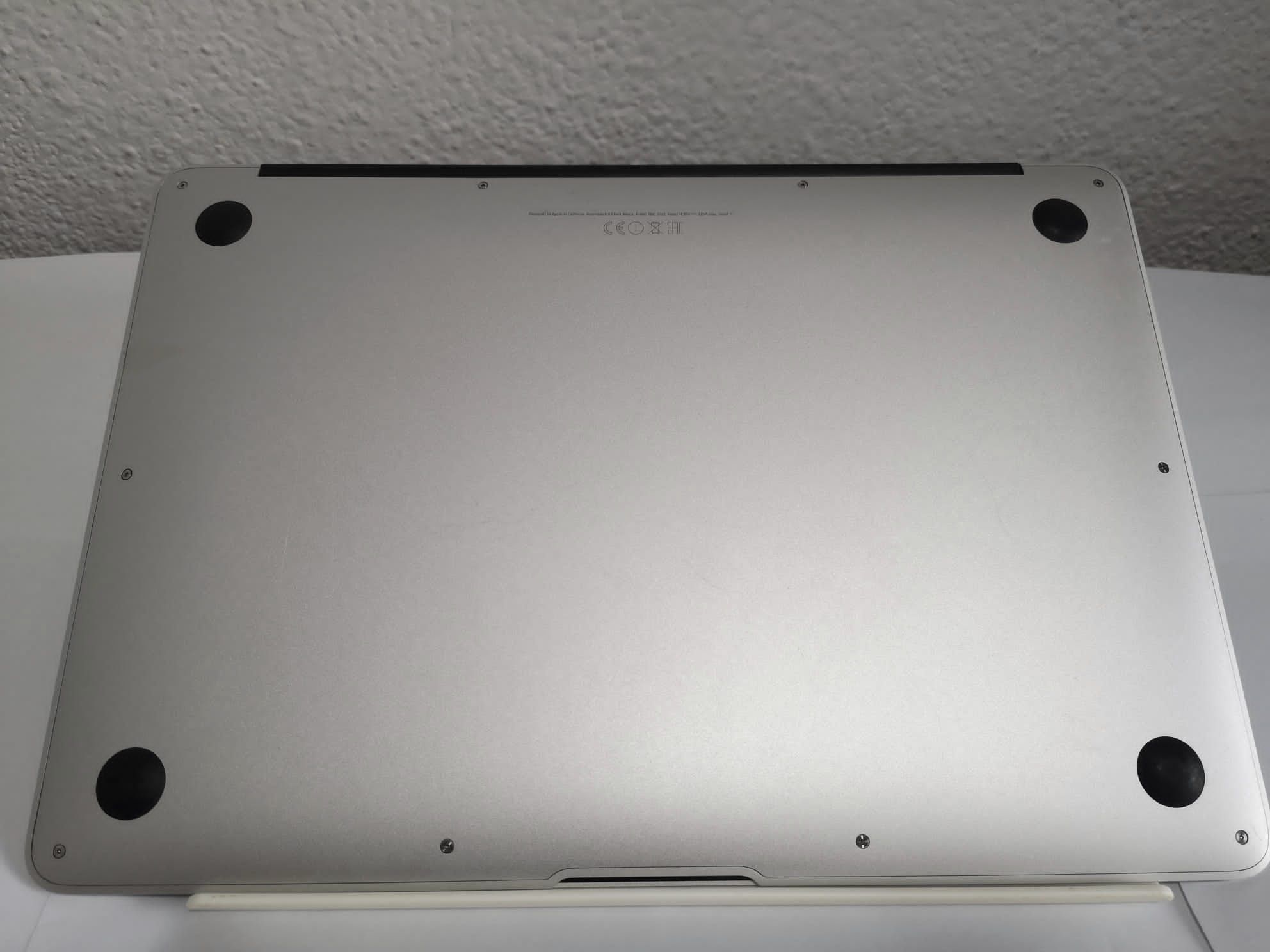 Vând MacBook Air 2015 13 Inch A1466 EMC 2925