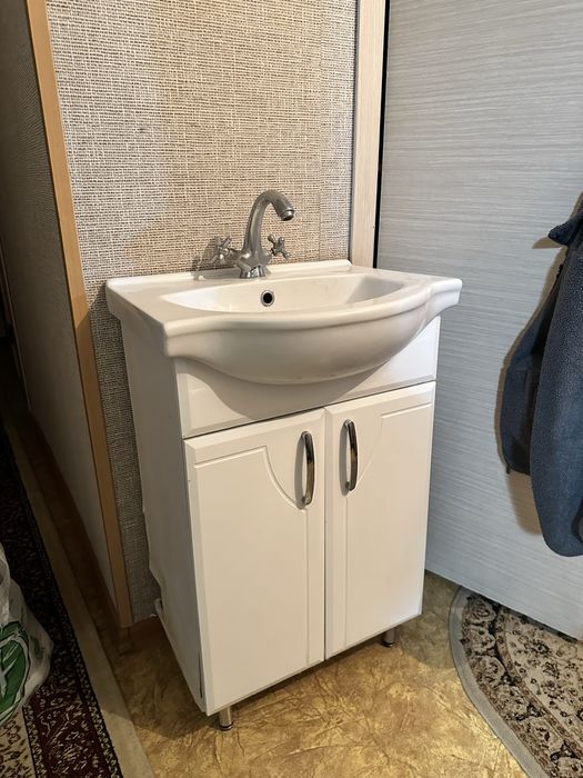 Продам раковину с тумбой