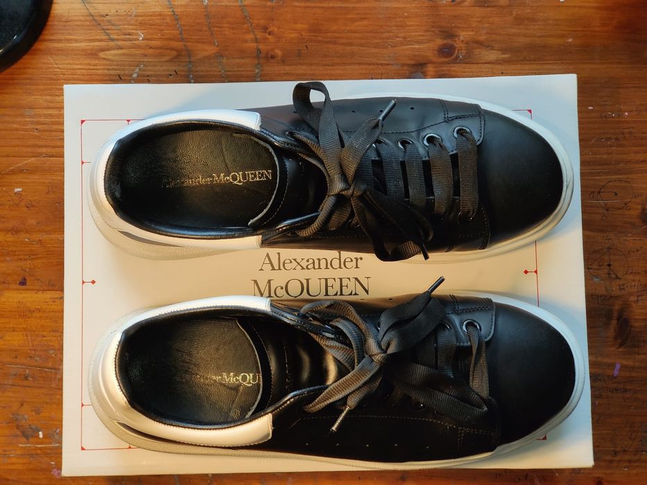 Vând Alexander Mcqueen ( negru cu alb )