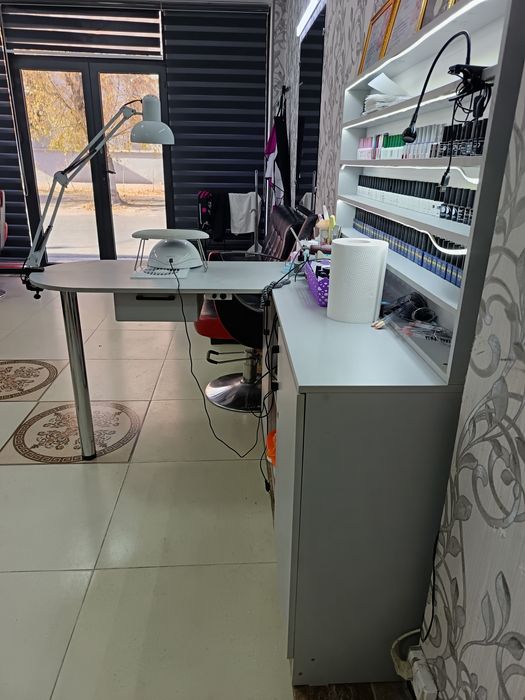 Маникюрный стол.