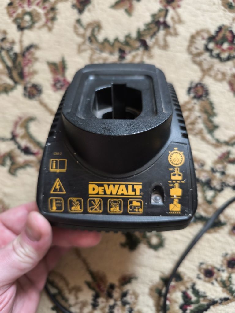 Зарядное устройство DeWalt Б/У рабочие
