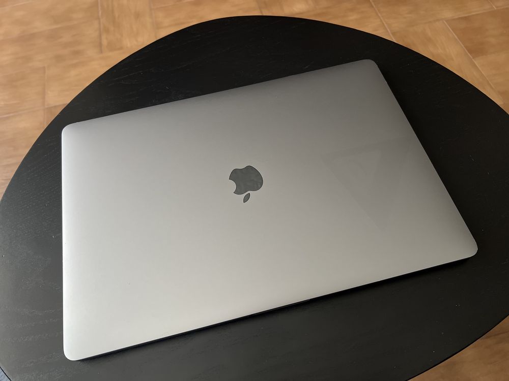 Отличен MacBook Pro 15” 2.9i9 8-Core 32GB 2TB 4GB Video