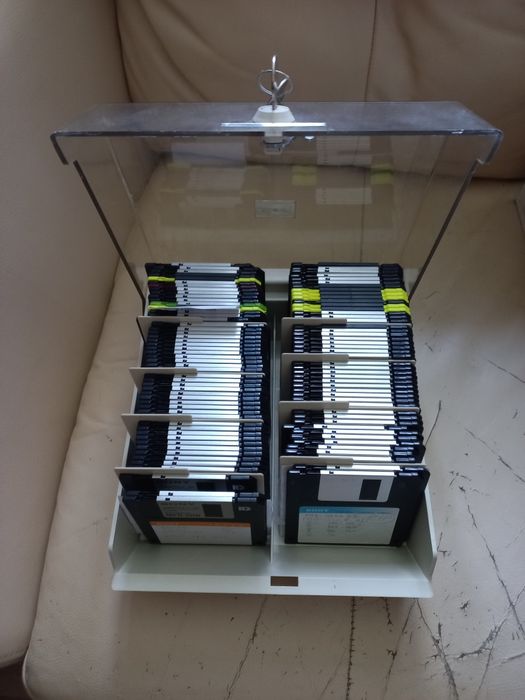 Lot flopy disk 80 bucati si cutie