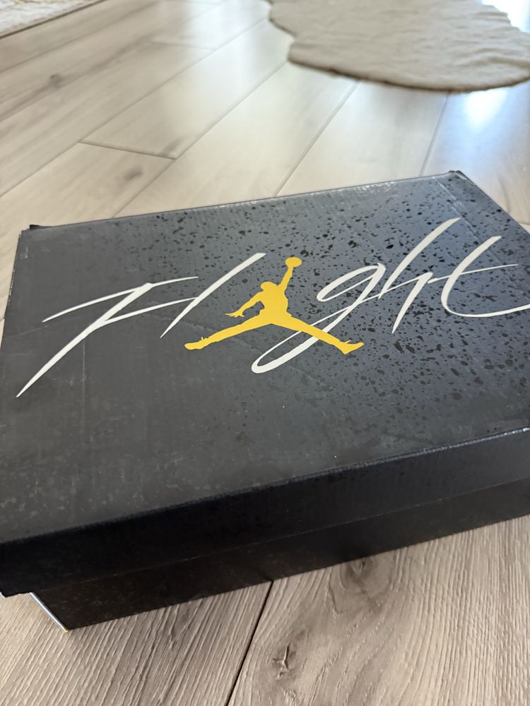 Jordan 4 Thunder purtati