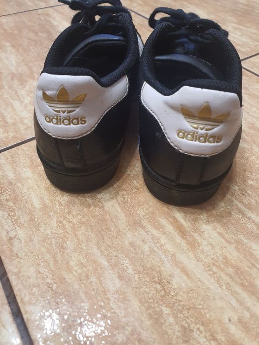 Adidași marca Adidas